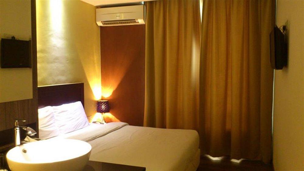 Zotel Business & Leisure Hotel Kuching Exterior photo